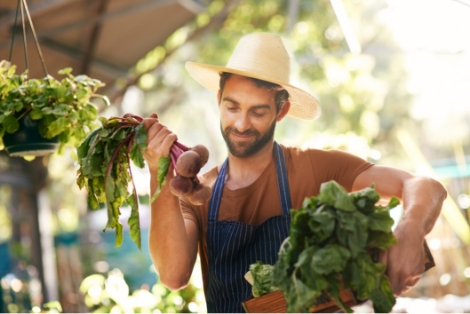 Mężczyzna trzymający w ręce buraki
